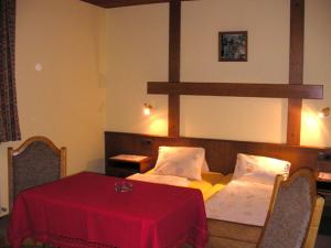 Letto o letti in una camera di Hotel Sonnhof