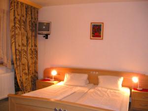 Letto o letti in una camera di Hotel Sonnhof