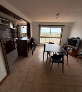 een keuken en woonkamer met een tafel en stoelen bij Estrada Depto con Vista al Mar, 4 Ambientes in Mar del Plata