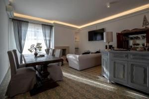 TV a/nebo společenská místnost v ubytování Al Chiaro di Luna Resort