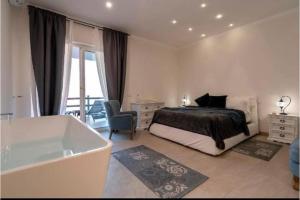 Postel nebo postele na pokoji v ubytování Al Chiaro di Luna Resort