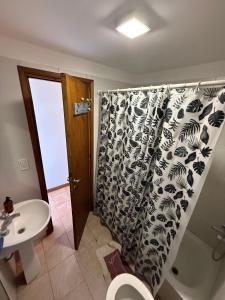 een badkamer met toilet en douchegordijn bij Estrada Depto con Vista al Mar, 4 Ambientes in Mar del Plata