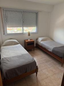 2 aparte bedden in een kamer met 2 ramen bij Estrada Depto con Vista al Mar, 4 Ambientes in Mar del Plata +12 foto's