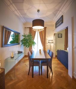 comedor y sala de estar con mesa y sillas en Appartements Plantagenet - Le 33 en Le Mans