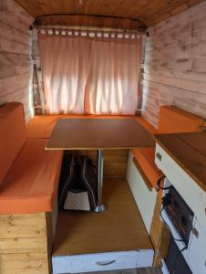 Campervans的厨房或小厨房