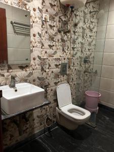 Koupelna v ubytování Hotel Sapphire Dx 1 Minutes Walking Distance From New Delhi Railway Station