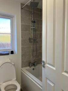 Koupelna v ubytování Sheffield Boutique Cosy 3-bed Home + 33 fotografií