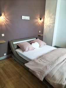 a bed with two pillows on it in a bedroom at Le gite d 'Amélie maison rénovée 6 couchages 2 salles de bains in Célon