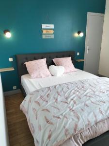 a bedroom with a bed with pink and white sheets at Le gite d 'Amélie maison rénovée 6 couchages 2 salles de bains in Célon