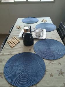 a table with blue plates on top of it at Casa 2 perto do Centro e UFLA in Lavras +8 photos