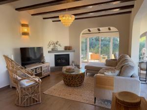 a living room with a couch and a tv at Casa del Rebaldi in Jávea