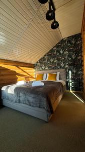 Ένα ή περισσότερα κρεβάτια σε δωμάτιο στο Krucha +88 φωτογραφίες