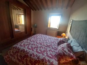 sypialnia z łóżkiem z czerwono-białym kocem w obiekcie La casa di Zeno w mieście Stiava