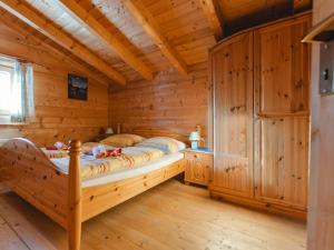 Łóżko lub łóżka w pokoju w obiekcie Apartment Geislhof by Interhome