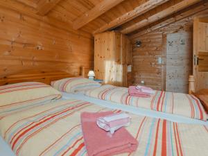 Łóżko lub łóżka w pokoju w obiekcie Apartment Geislhof by Interhome
