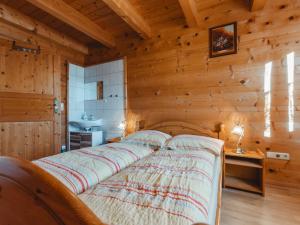 Łóżko lub łóżka w pokoju w obiekcie Apartment Geislhof by Interhome