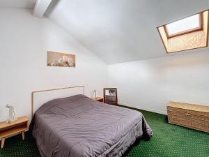 Postel nebo postele na pokoji v ubytování Apartment 815 Nécou by Interhome