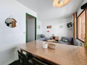 Posezení v ubytování Apartment 815 Nécou by Interhome + 30 fotografií