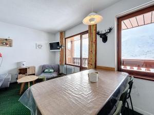TV a/nebo společenská místnost v ubytování Apartment 815 Nécou by Interhome