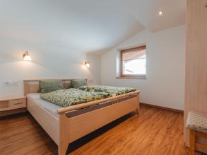 sypialnia z łóżkiem i oknem w obiekcie Apartment Tauernblick by Interhome w mieście Bramberg am Wildkogel