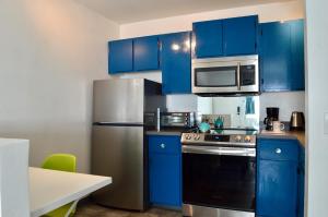 Køkken eller tekøkken på Modern 1-Bedroom Condo