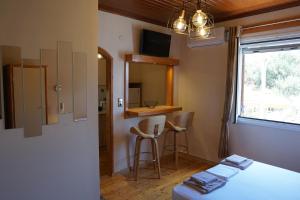 um quarto com uma cama e uma cozinha com um bar em (305)Sea And Sun apartments em Kardamili