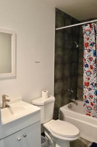 Et badeværelse på Modern 1-Bedroom Condo