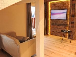 Μια τηλεόραση ή/και κέντρο ψυχαγωγίας στο Apartment Wiedersehn Dachgeschoss by Interhome