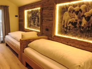 سرير أو أسرّة في غرفة في Apartment Wiedersehn Dachgeschoss by Interhome