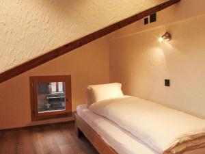 سرير أو أسرّة في غرفة في Apartment Wiedersehn Dachgeschoss by Interhome