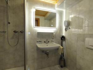 Et badeværelse på Apartment Apart Garni Wachter-2 by Interhome