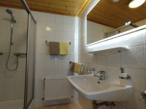 Et badeværelse på Apartment Apart Garni Wachter-2 by Interhome + 14 billeder