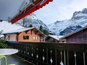 un balcón con vista a las montañas en Apartment Chalet Bienli Mitte by Interhome, en Grindelwald
