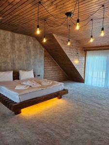 Postel nebo postele na pokoji v ubytování Chorna Skelya Resort & Wellness + 37 fotografií