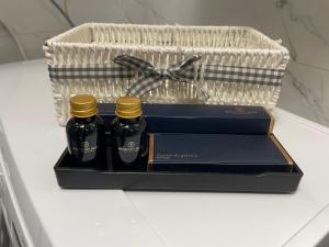 uma caixa preta com dois frascos de xarope numa mesa em Silesia Blue2 Apartment - Katowice em Katowice