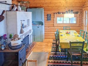 een keuken en eetkamer met een tafel in een huisje bij Holiday Home Honkaranta by Interhome in Karstula