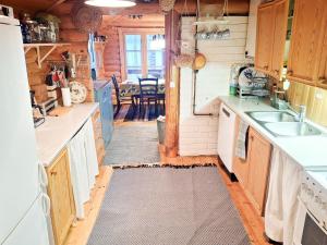 een keuken met een spoelbak en een aanrechtblad bij Holiday Home Honkaranta by Interhome in Karstula