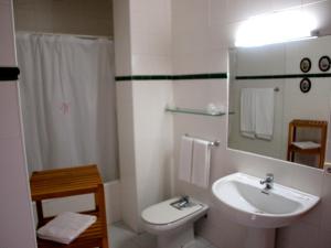 Un baño de Hotel El Jisu