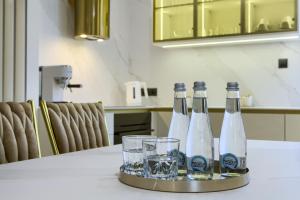 - un plateau avec trois bouteilles et des verres sur une table dans l'établissement MK Premium Apartamenty, à Tylicz 52 autres photos