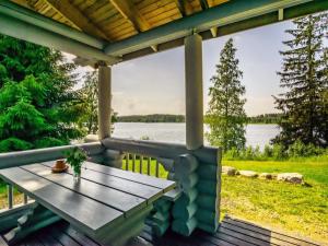 - une terrasse couverte avec un banc sur une terrasse offrant une vue sur le lac dans l'établissement Holiday Home Iltarusko by Interhome, à Hara