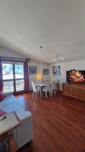 TV a/nebo společenská místnost v ubytování Casa dolce montagna