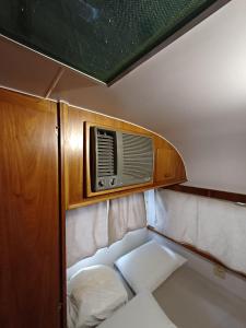 Postel nebo postele na pokoji v ubytování Vintage Trailer at Praia do Rosa