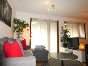 un soggiorno con un divano e un tavolo di Apartment Chalet La Muntaniala by Interhome a Grindelwald