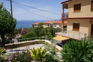 uma vista da varanda de uma casa em (305)Sea And Sun apartments em Kardamili