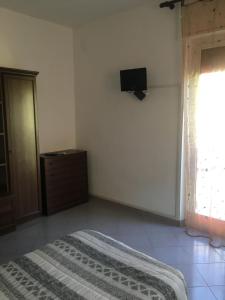A television and/or entertainment centre at Appartamento MIRAMARE, 2 camere, cucina, bagno,