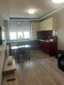 Una cocina y una sala de estar con mesa y sillas. en Felicity 1, en Craiova 1 foto más