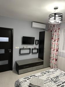 sala de estar con TV y armario negro en Felicity 1, en Craiova