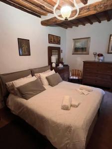 a bedroom with a bed with two towels on it at Brunhouse in San Quirico dʼOrcia