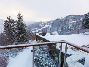 uma varanda com vista para uma montanha coberta de neve em Apartment Clair-Azur A 41 by Interhome em Crans-Montana
