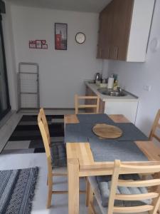Η κουζίνα ή μικρή κουζίνα στο Apartman LaLa Land Ravna Planina